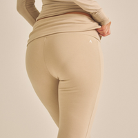 【COMING SOON】LuxeFit Flare Leggings / 亜麻色(greige)