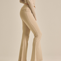 【COMING SOON】LuxeFit Flare Leggings / 亜麻色(greige)