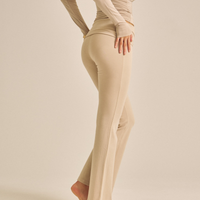 【COMING SOON】LuxeFit Flare Leggings / 亜麻色(greige)