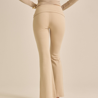 【COMING SOON】LuxeFit Flare Leggings / 亜麻色(greige)
