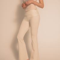 【10月末発送】LuxeFit Flare Leggings / 胡粉(off white)
