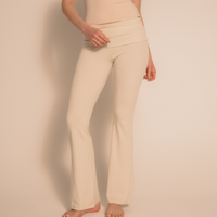 【10月末発送】LuxeFit Flare Leggings / 胡粉(off white)