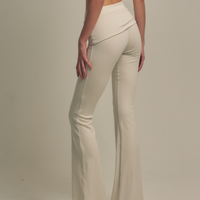 【10月末発送】LuxeFit Flare Leggings / 胡粉(off white)
