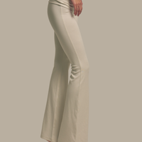 【10月末発送】LuxeFit Flare Leggings / 胡粉(off white)
