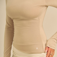 【COMING SOON】Aurafit Padded Long Sleeve Top / 亜麻色(greige)