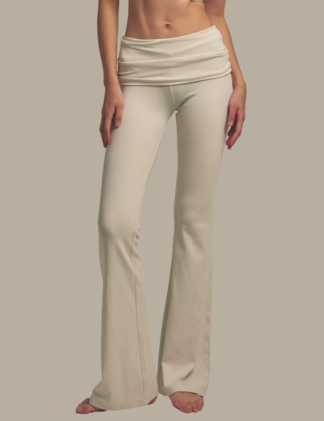 【10月末発送】LuxeFit Flare Leggings / 胡粉(off white)