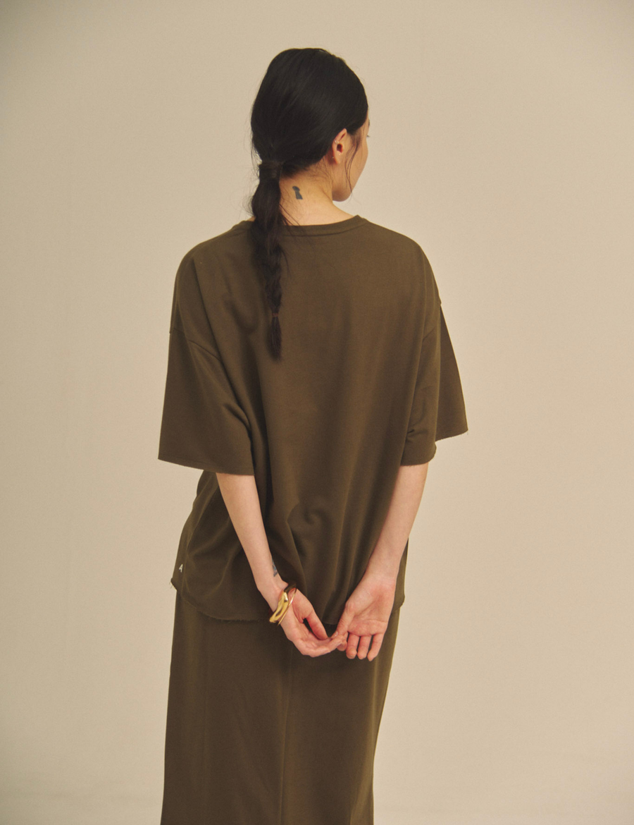 Relaxed Graceful Silhouette Tee / 松葉(khaki)