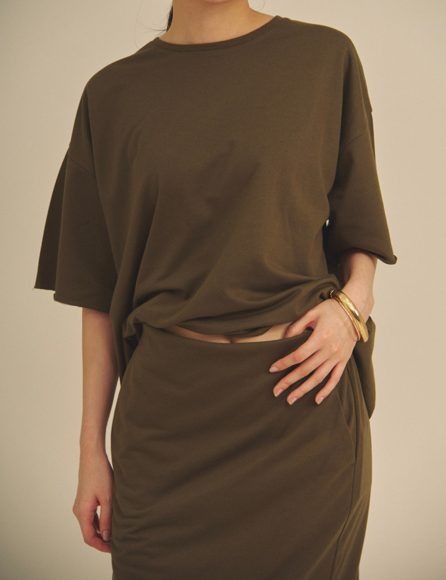 Relaxed Graceful Silhouette Tee / 松葉(khaki)