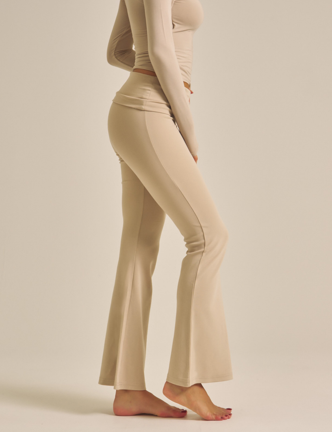 【COMING SOON】LuxeFit Flare Leggings / 亜麻色(greige)