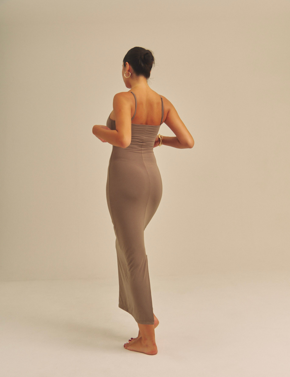 【9/27より発送】Aura Fit Padded Maxi Camisole Dress / 紫鼠(charcoal)