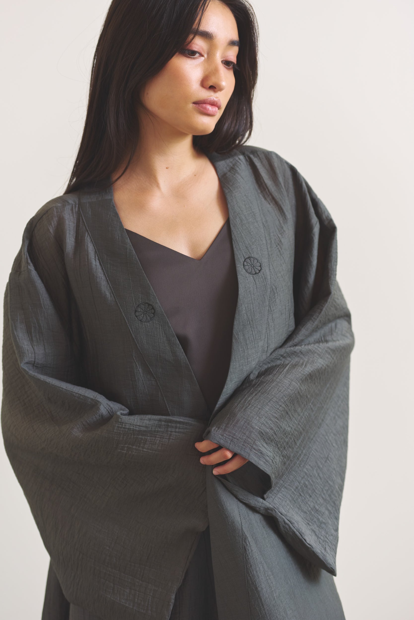 新品✨セリザワLight Kimono Tops チャコールグレー0サイズ Komorebi Light Kimono Robe / Light Gray – AMATERASJAPAN