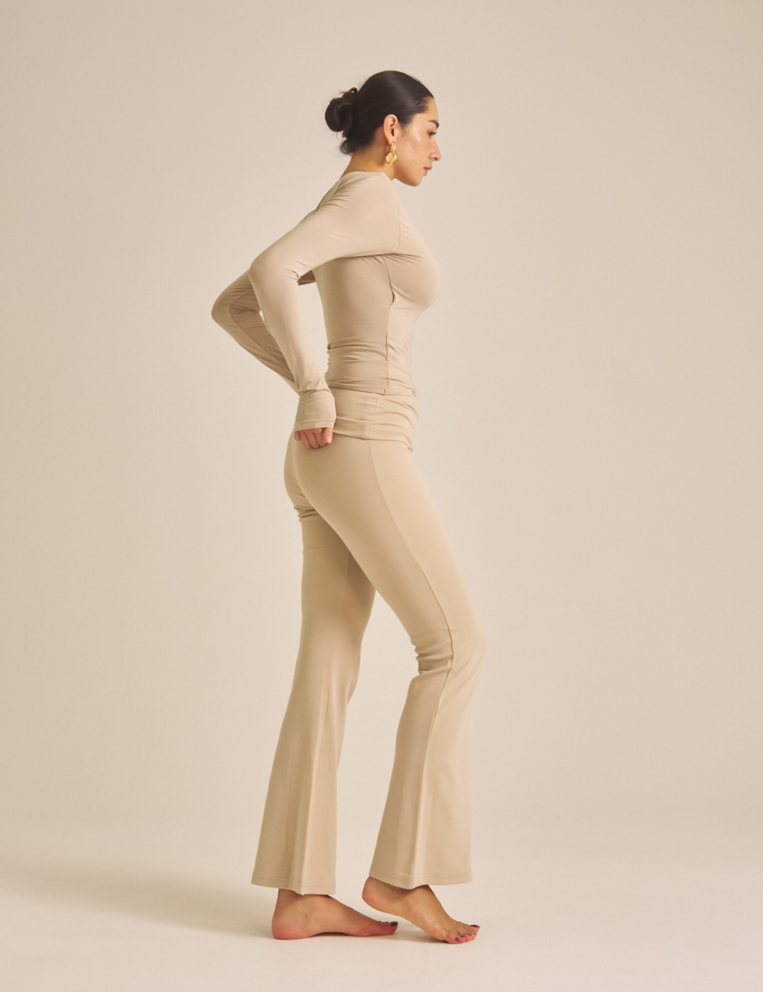 【COMING SOON】LuxeFit Flare Leggings / 亜麻色(greige)