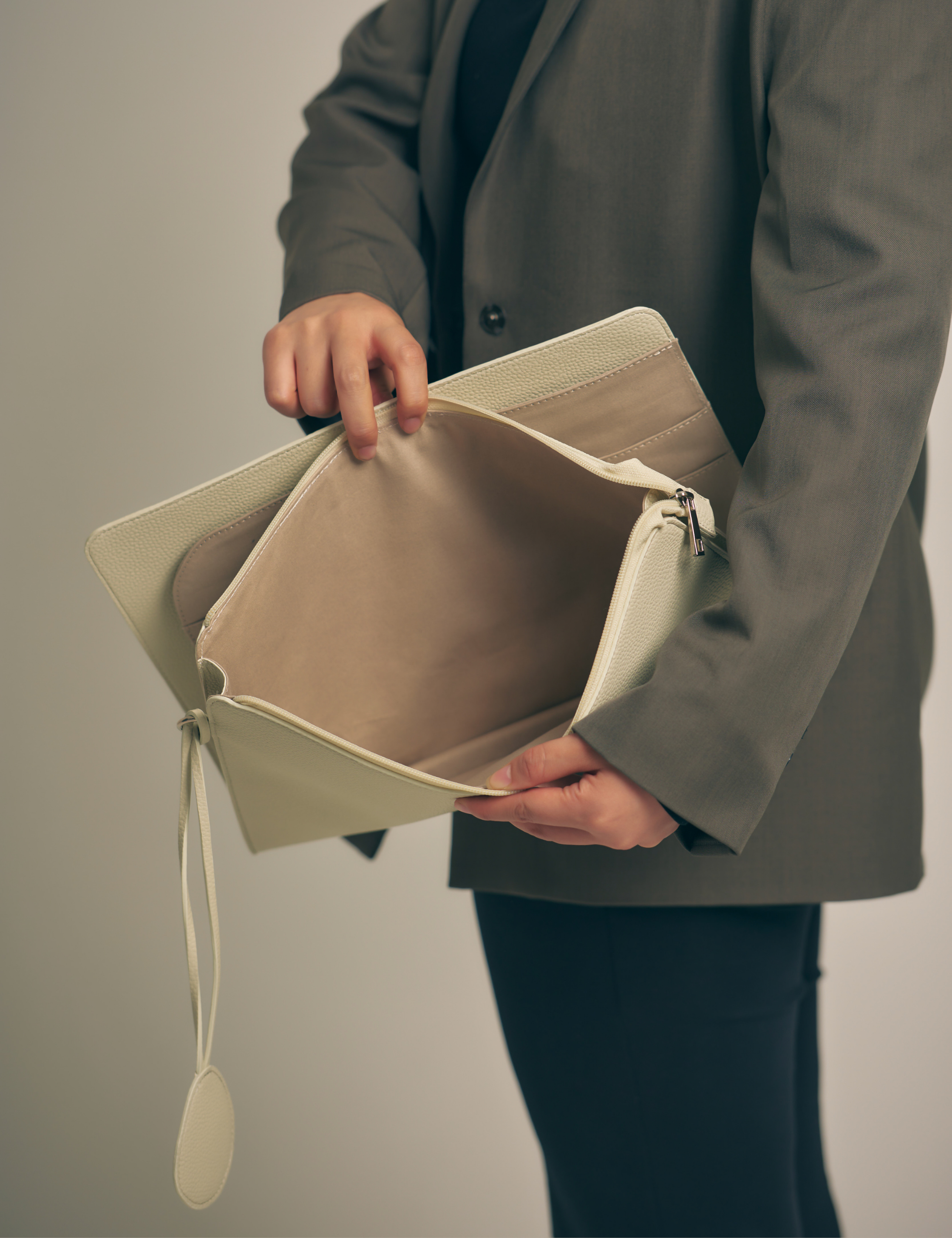 Luxe Essentials Clutch / 亜麻(sand beige)