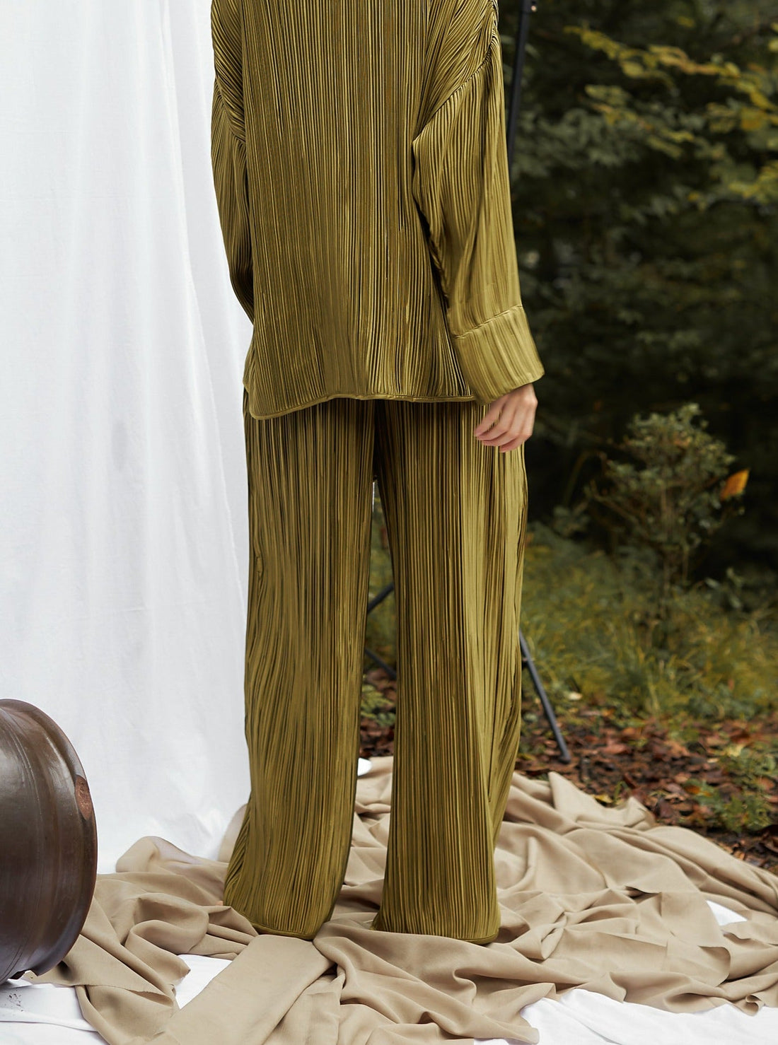 elegant satin pleated pants / 松葉(khaki)