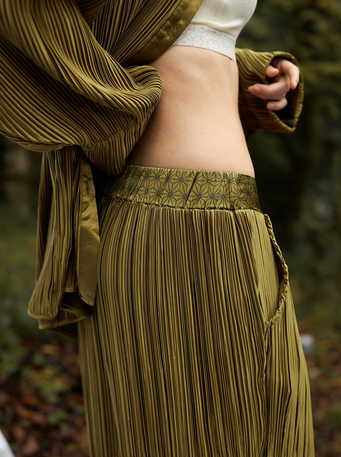 elegant satin pleated pants / 松葉(khaki)