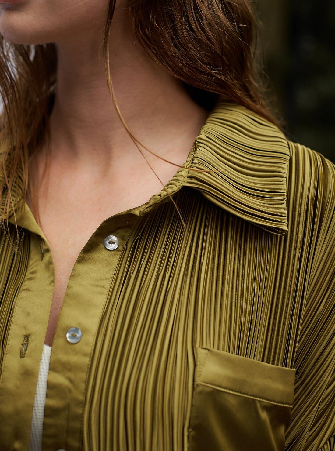 elegant satin pleated shirt / 松葉(khaki)