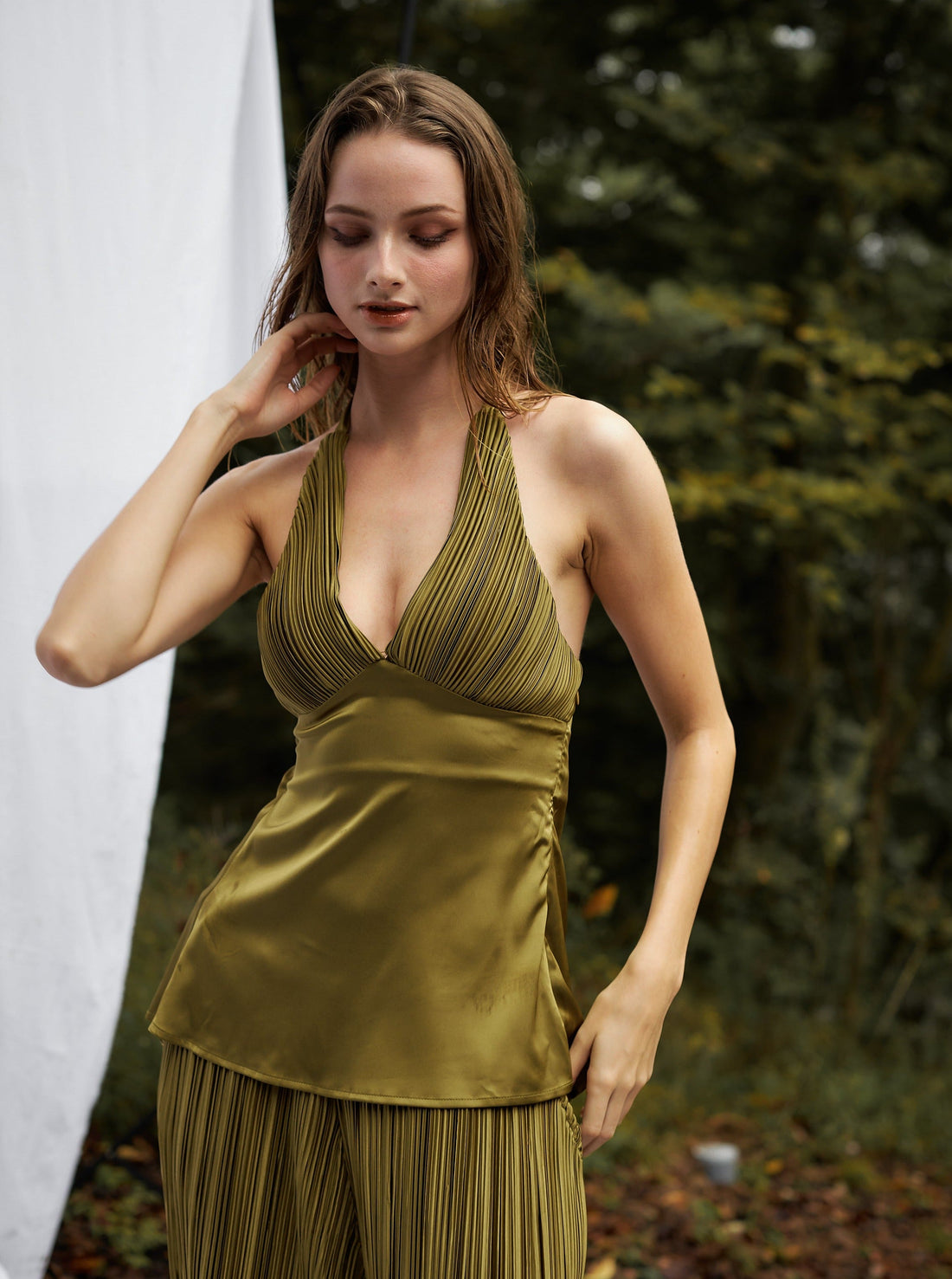 elegant satin pleated camisole / 松葉(khaki)