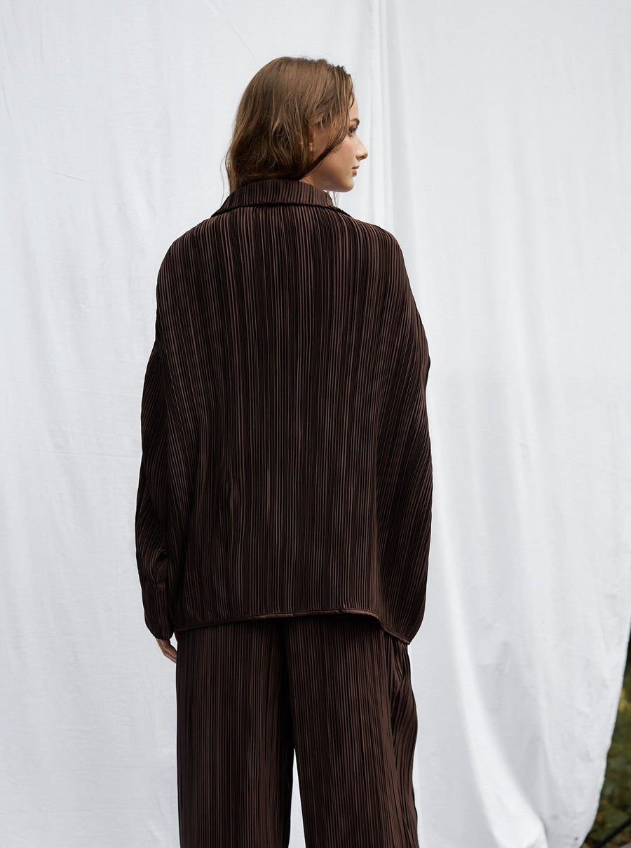 elegant satin pleated shirt / 枯茶(brown)