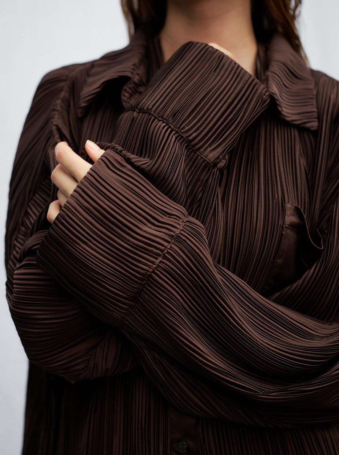 elegant satin pleated shirt / 枯茶(brown)