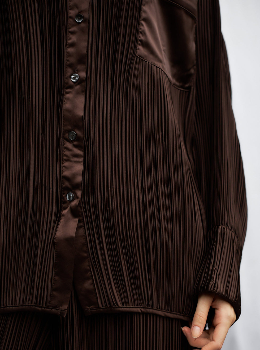 elegant satin pleated shirt / 枯茶(brown)