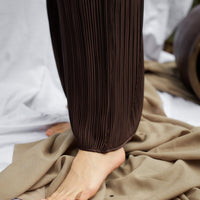 elegant satin pleated pants / 枯茶(brown)