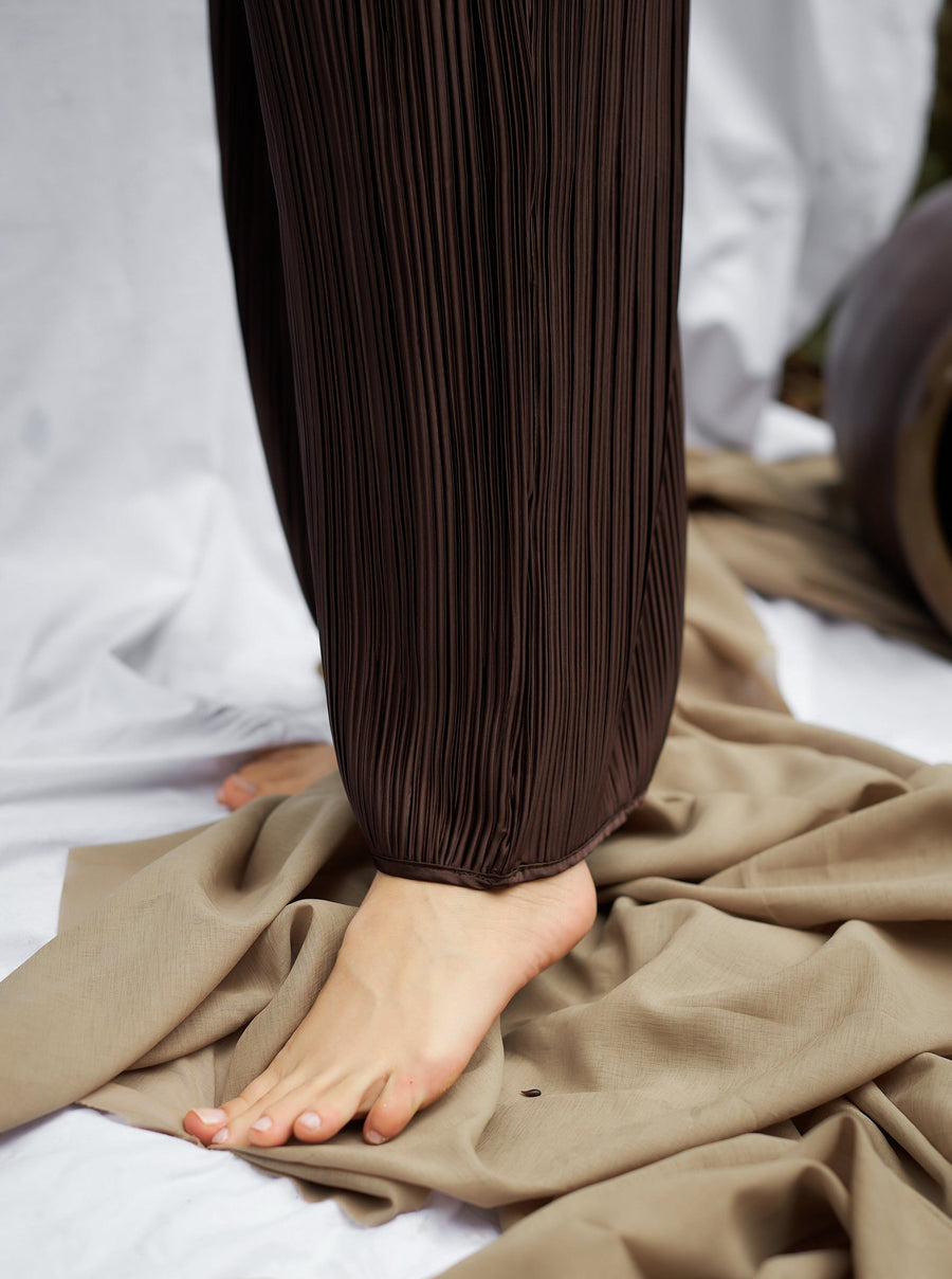 elegant satin pleated pants / 枯茶(brown)