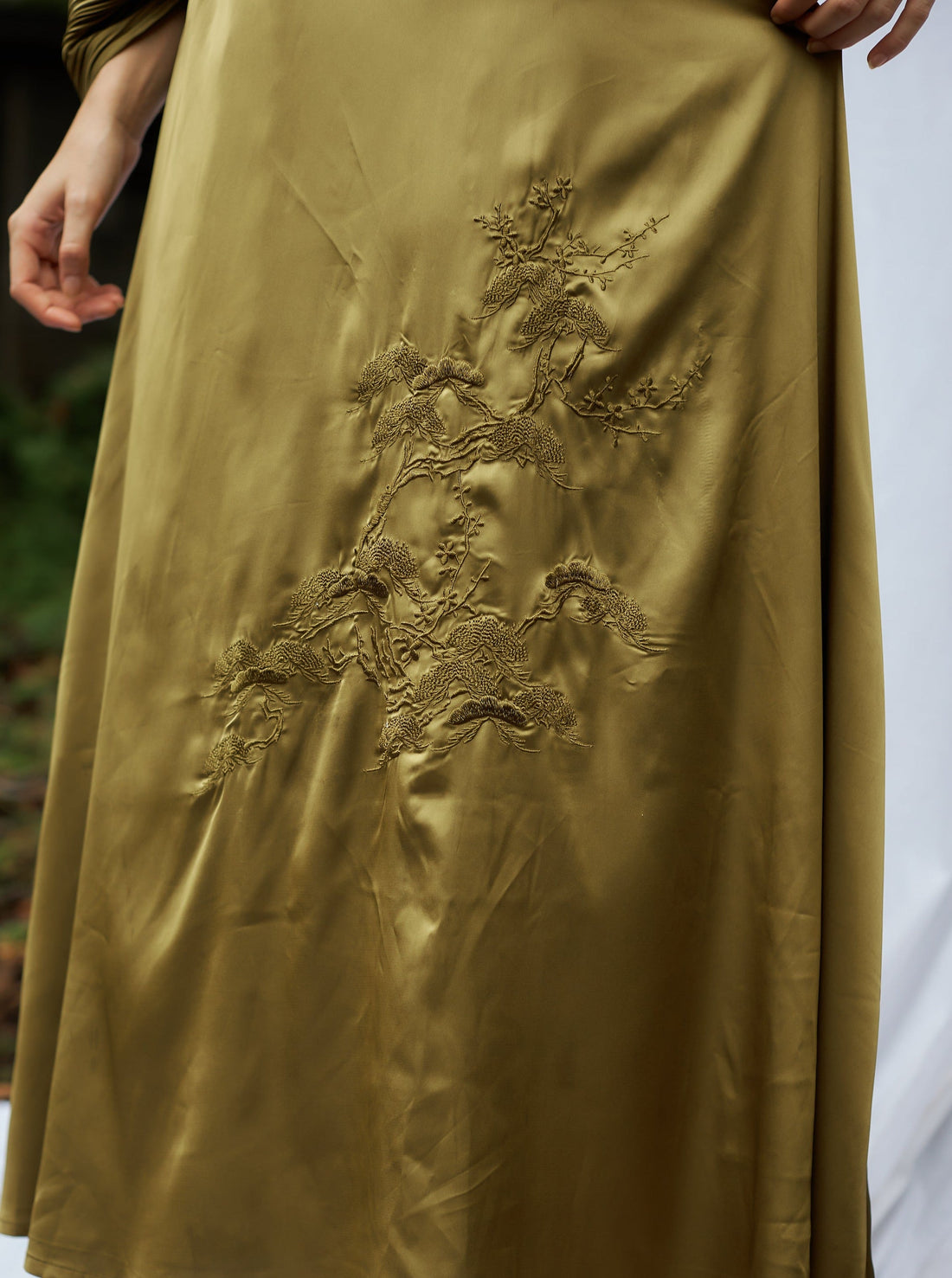 elegant satin pleated dress / 松葉(khaki)