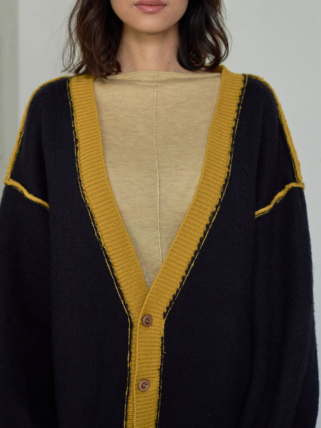 reversible V-neck knit cardigan / 蜂蜜(mastard × navy)