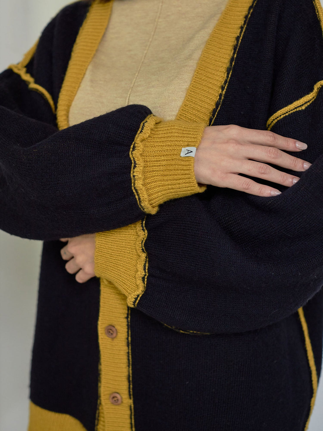 reversible V-neck knit cardigan / 蜂蜜(mastard × navy)