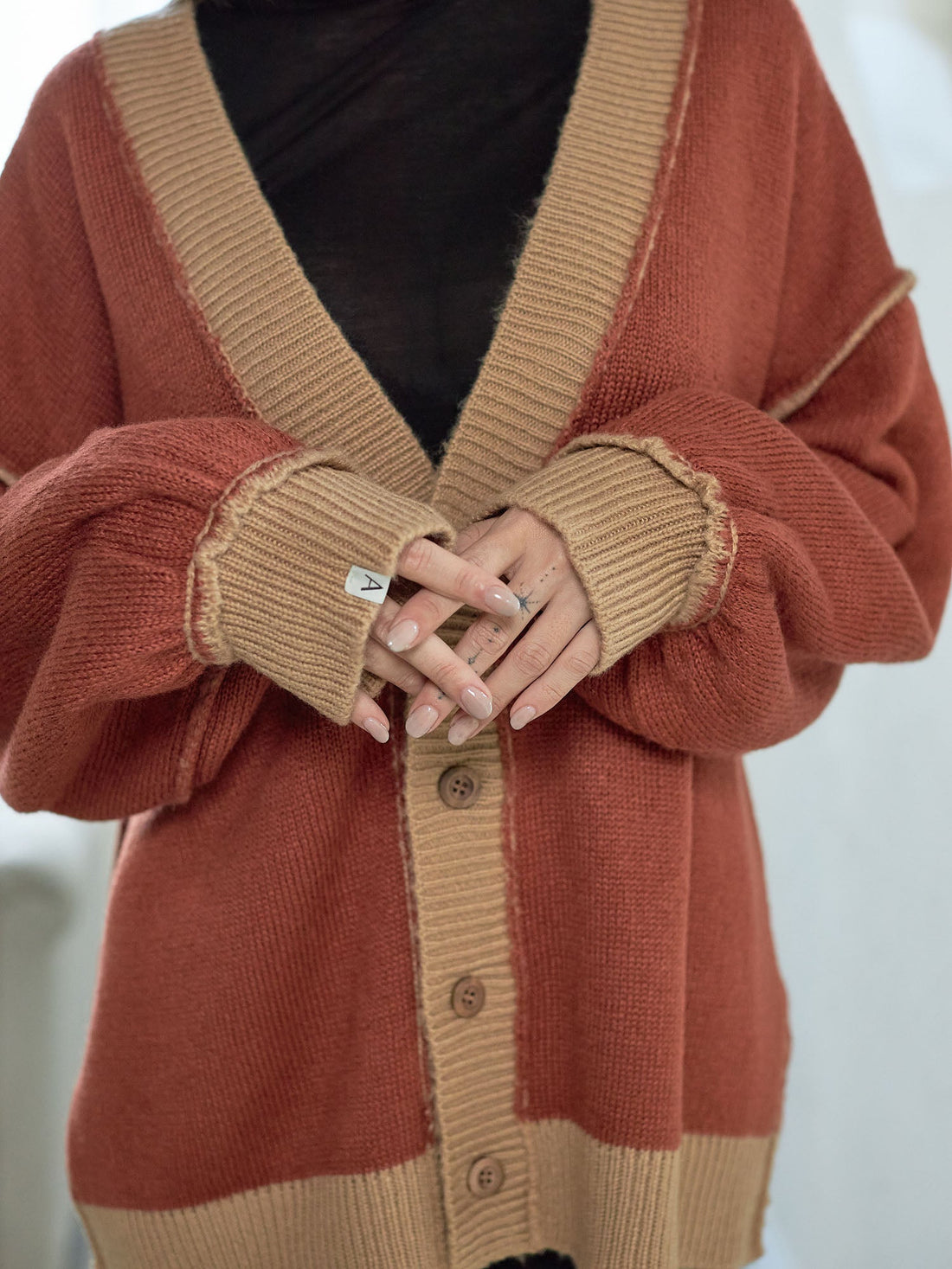 reversible V-neck knit cardigan / 白茶(beige × orange)