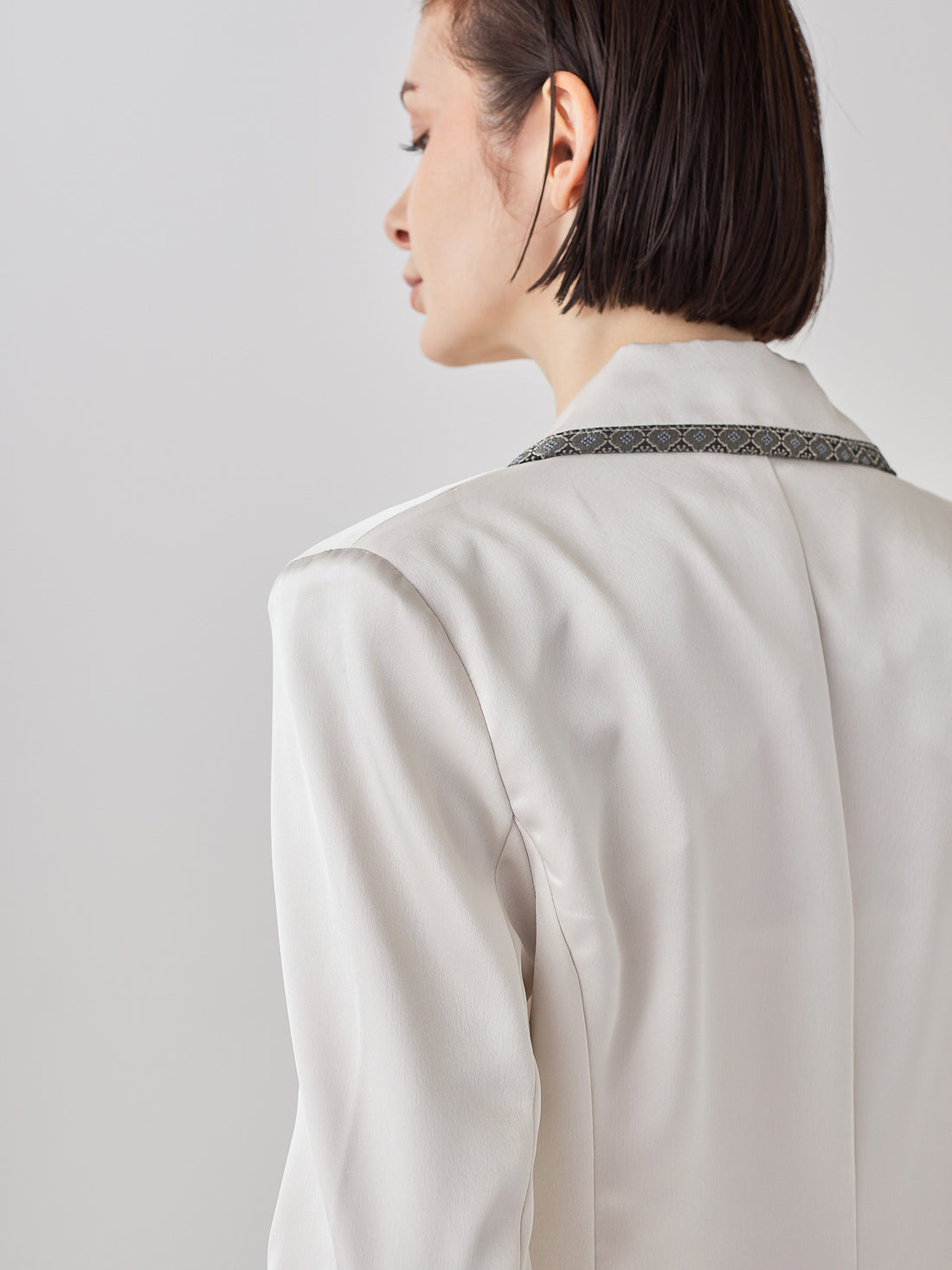 wagara tailored satin suit jacket / 白花(ivory)