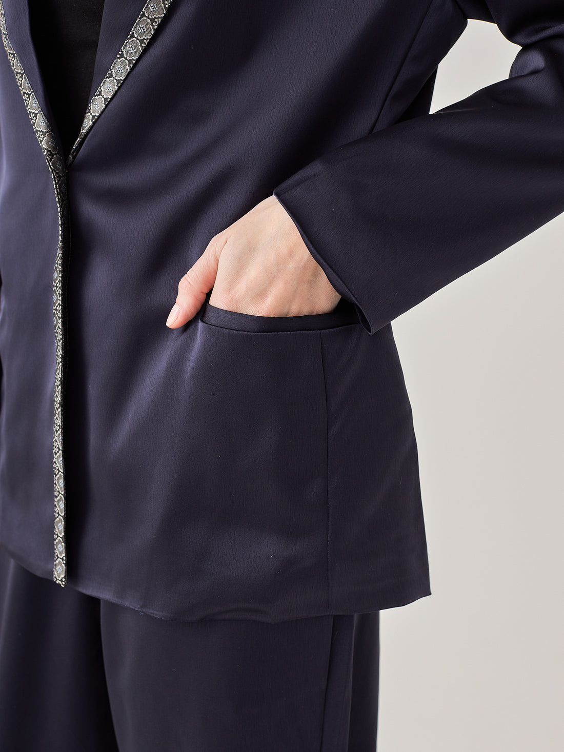 wagara tailored satin suit jacket / navy