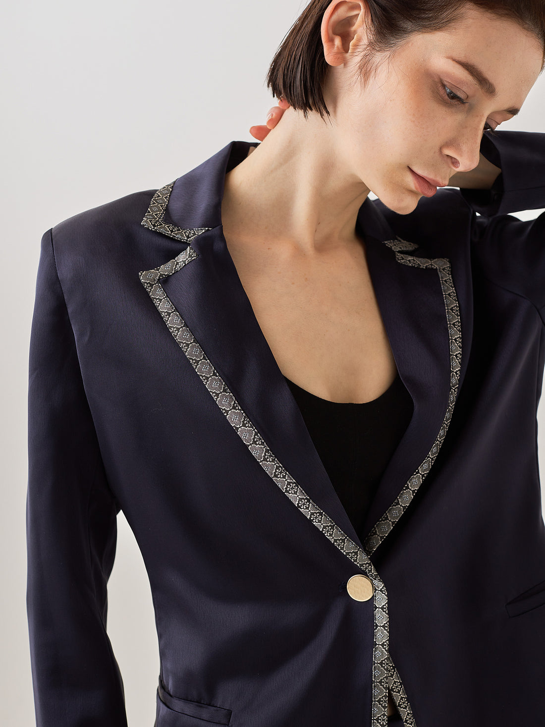 wagara tailored satin suit jacket / navy