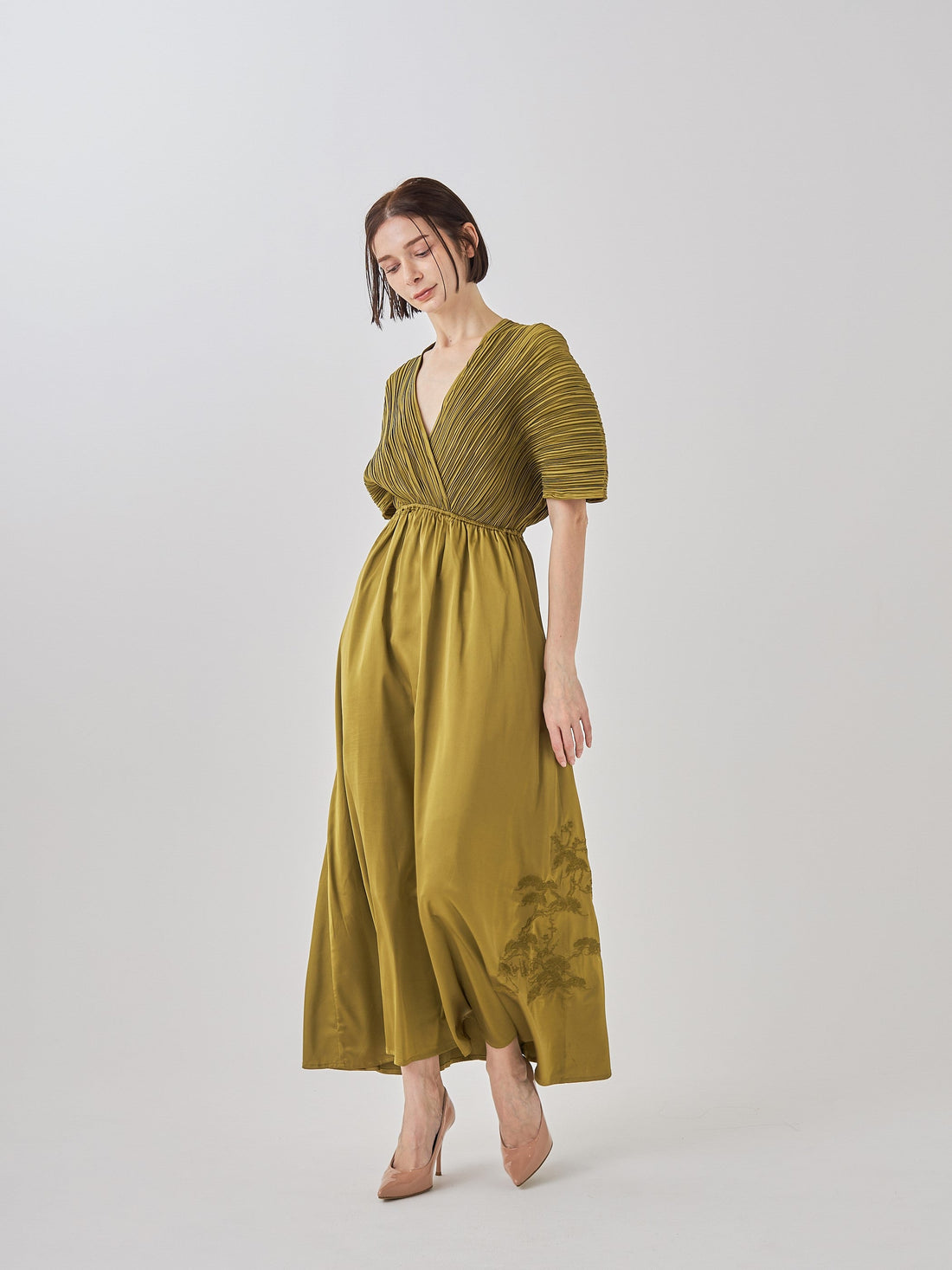 elegant satin pleated dress / 松葉(khaki)