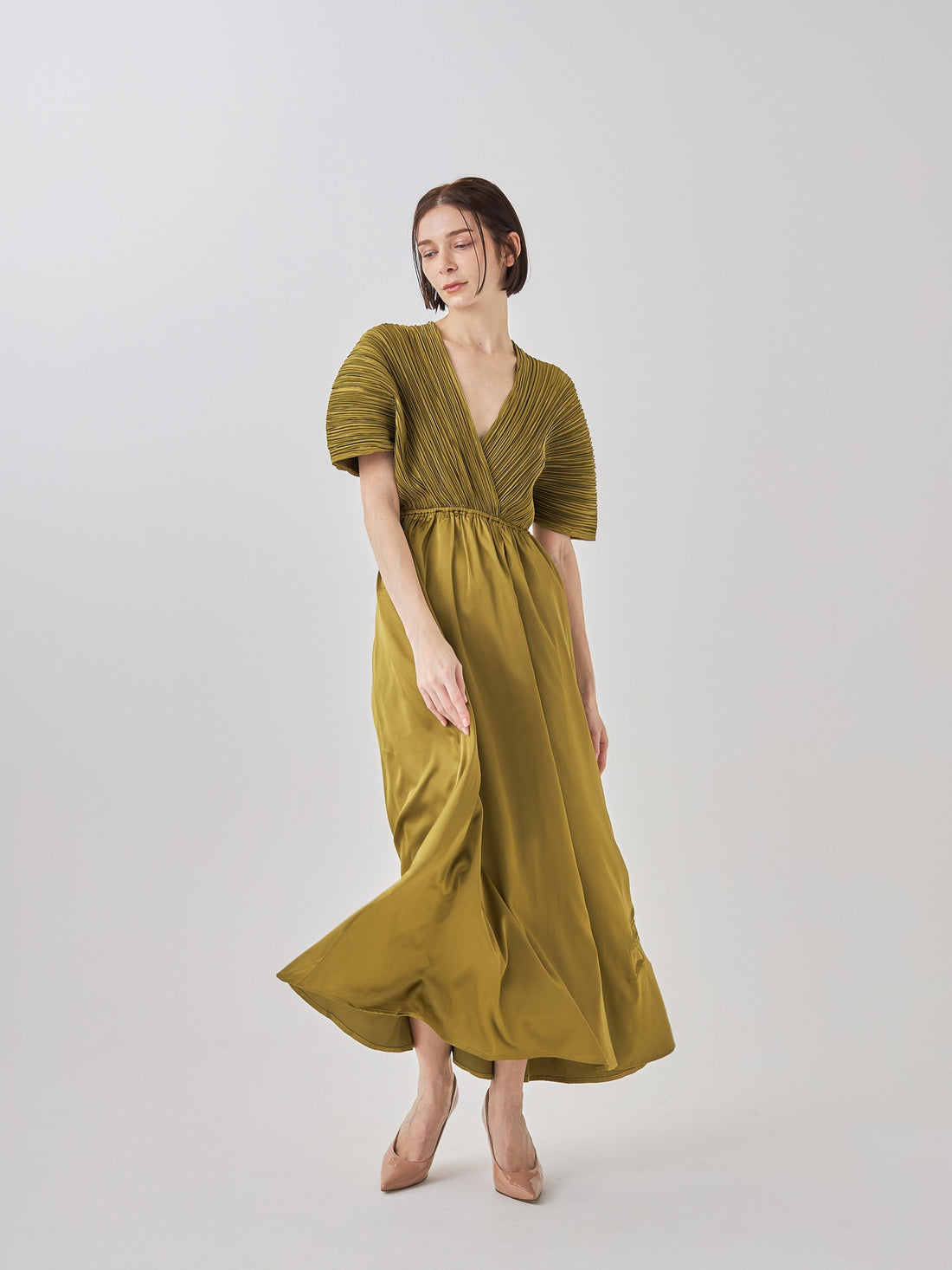 elegant satin pleated dress / 松葉(khaki)