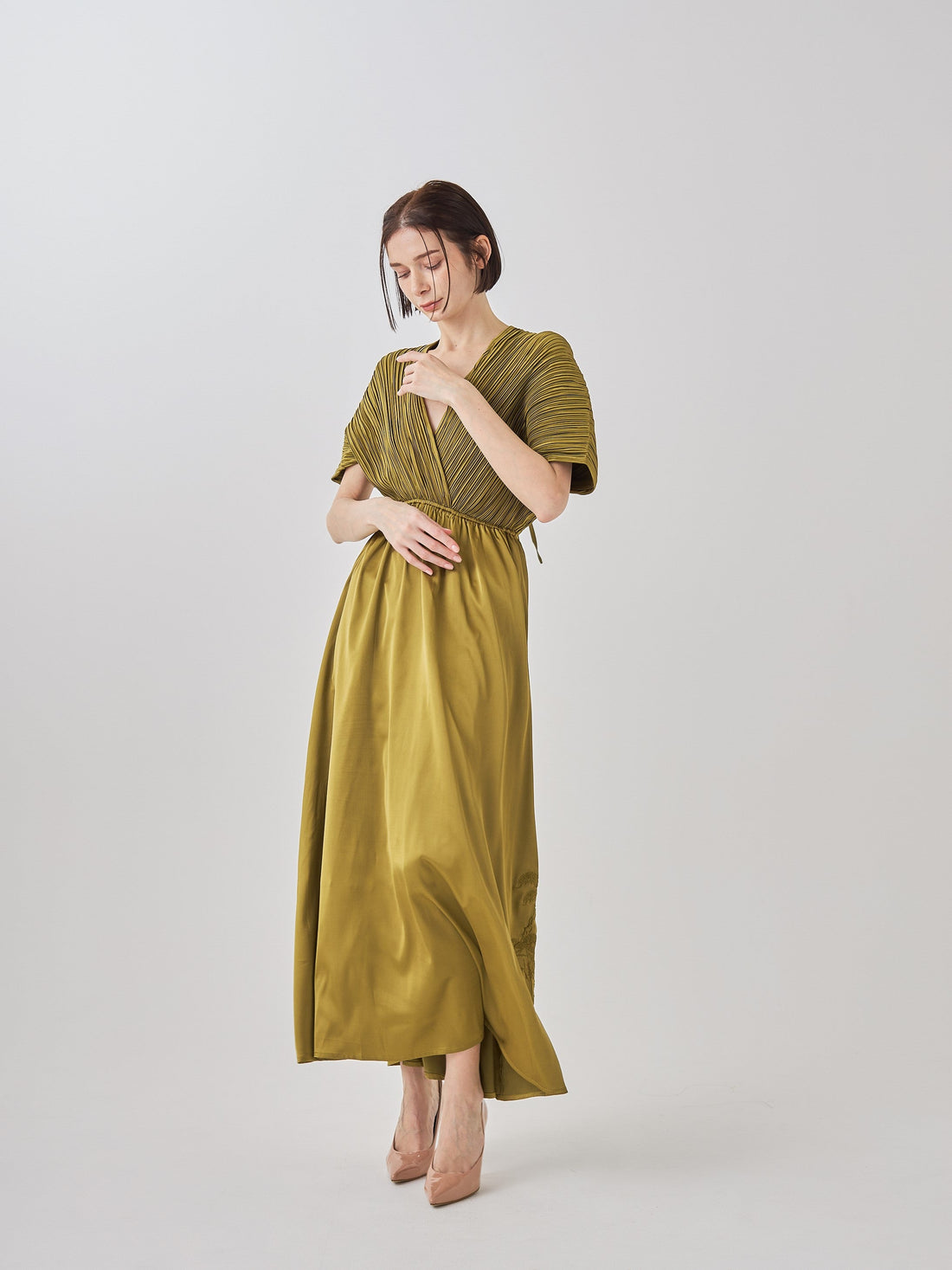elegant satin pleated dress / 松葉(khaki)