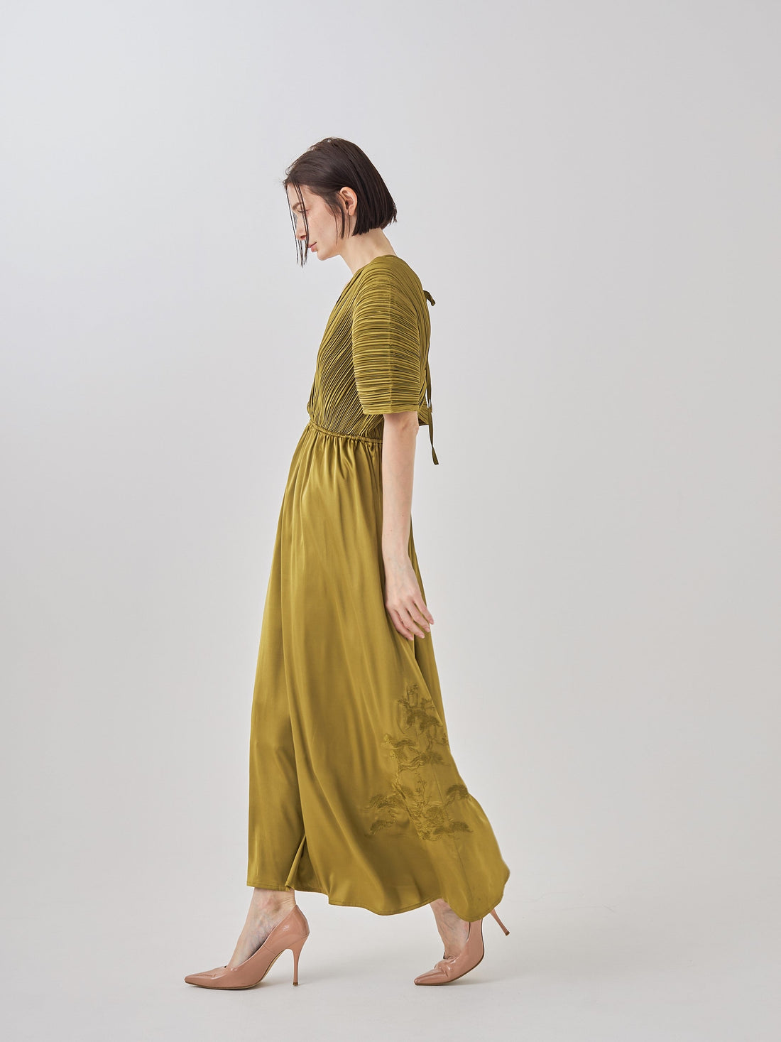 elegant satin pleated dress / 松葉(khaki)