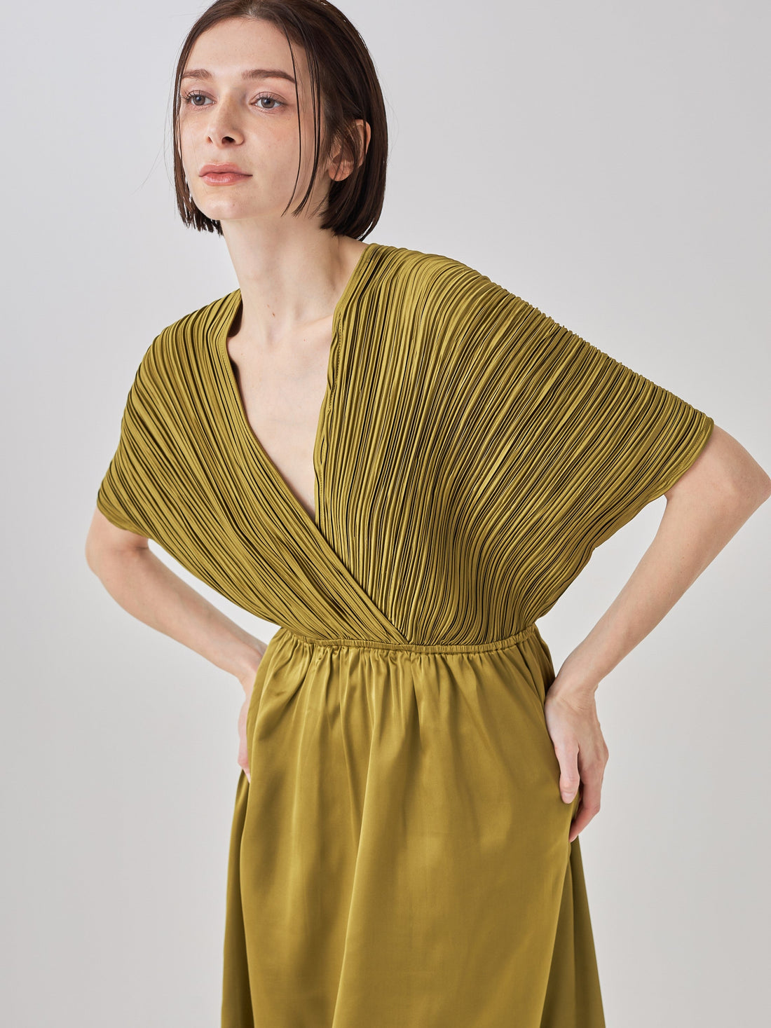 elegant satin pleated dress / 松葉(khaki)