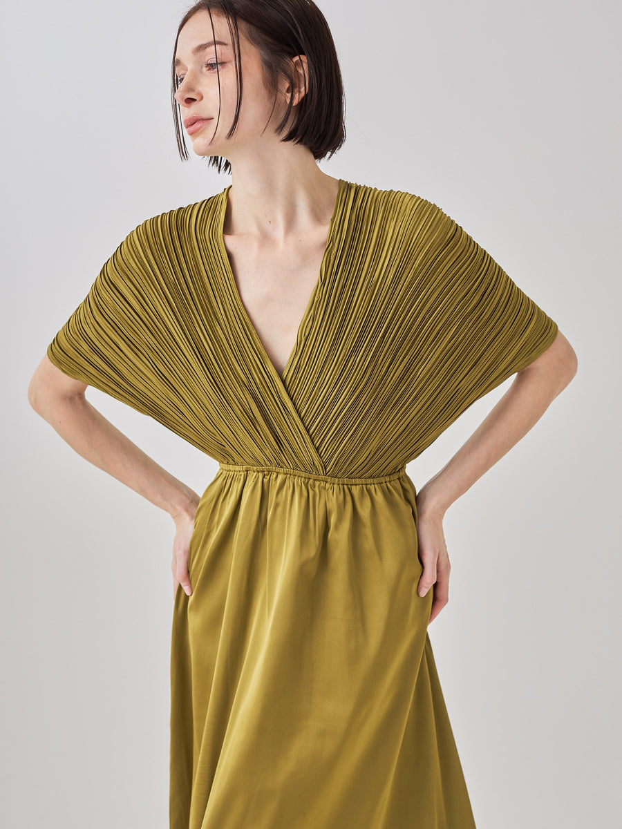 elegant satin pleated dress / 松葉(khaki)