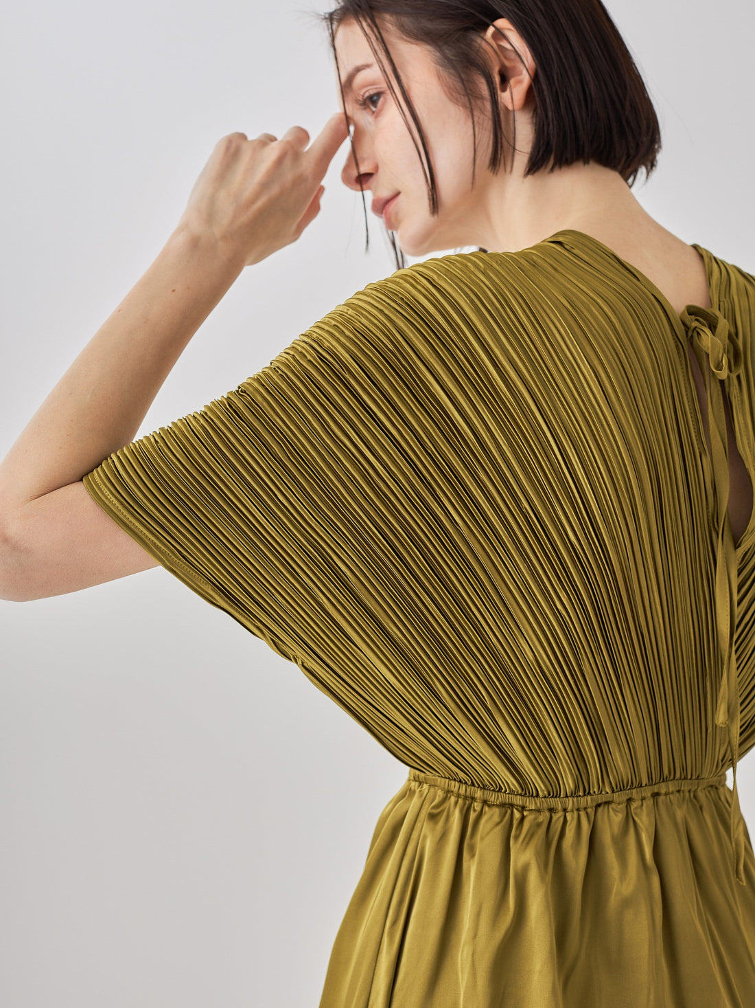 elegant satin pleated dress / 松葉(khaki)