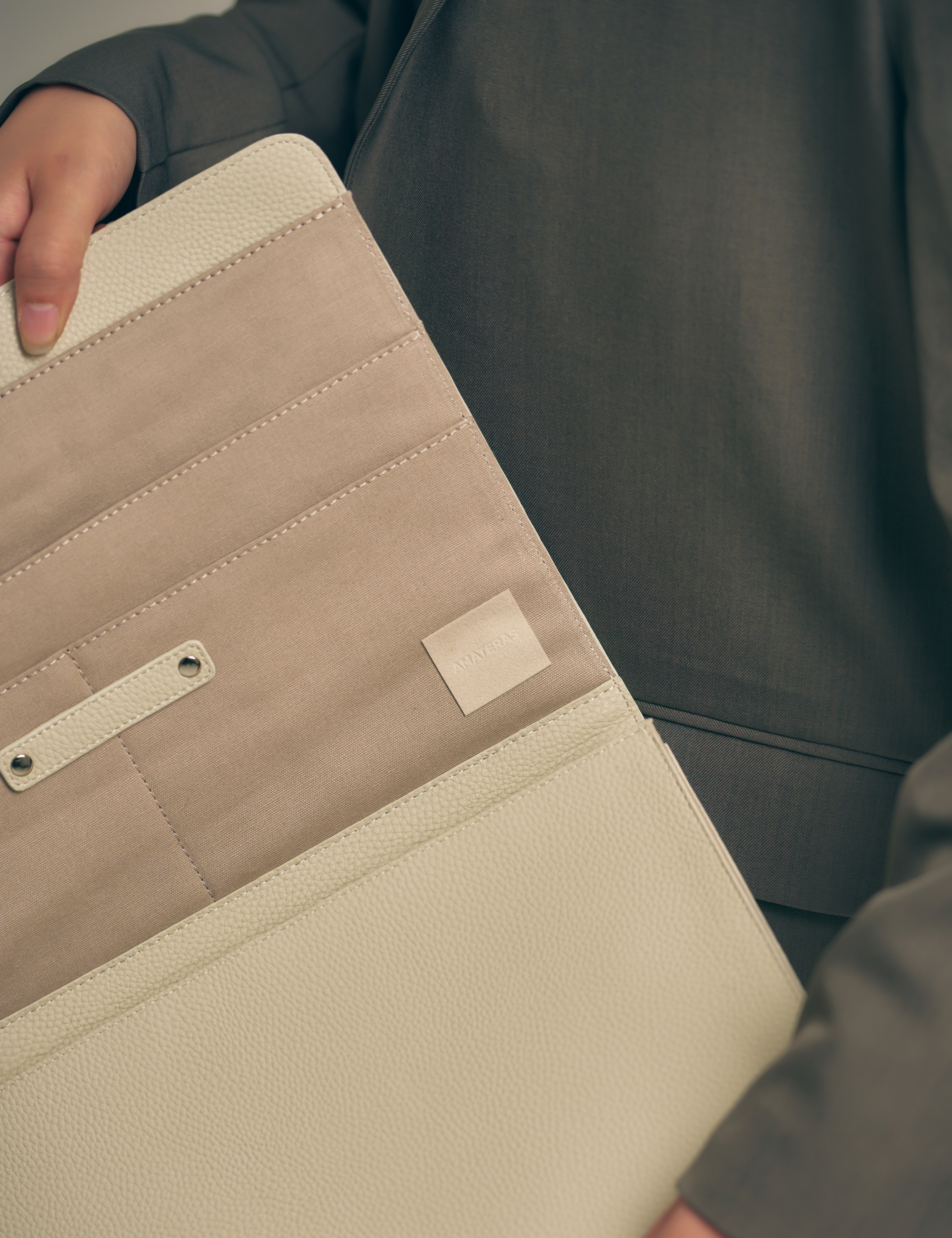 Luxe Essentials Clutch / 亜麻(sand beige)