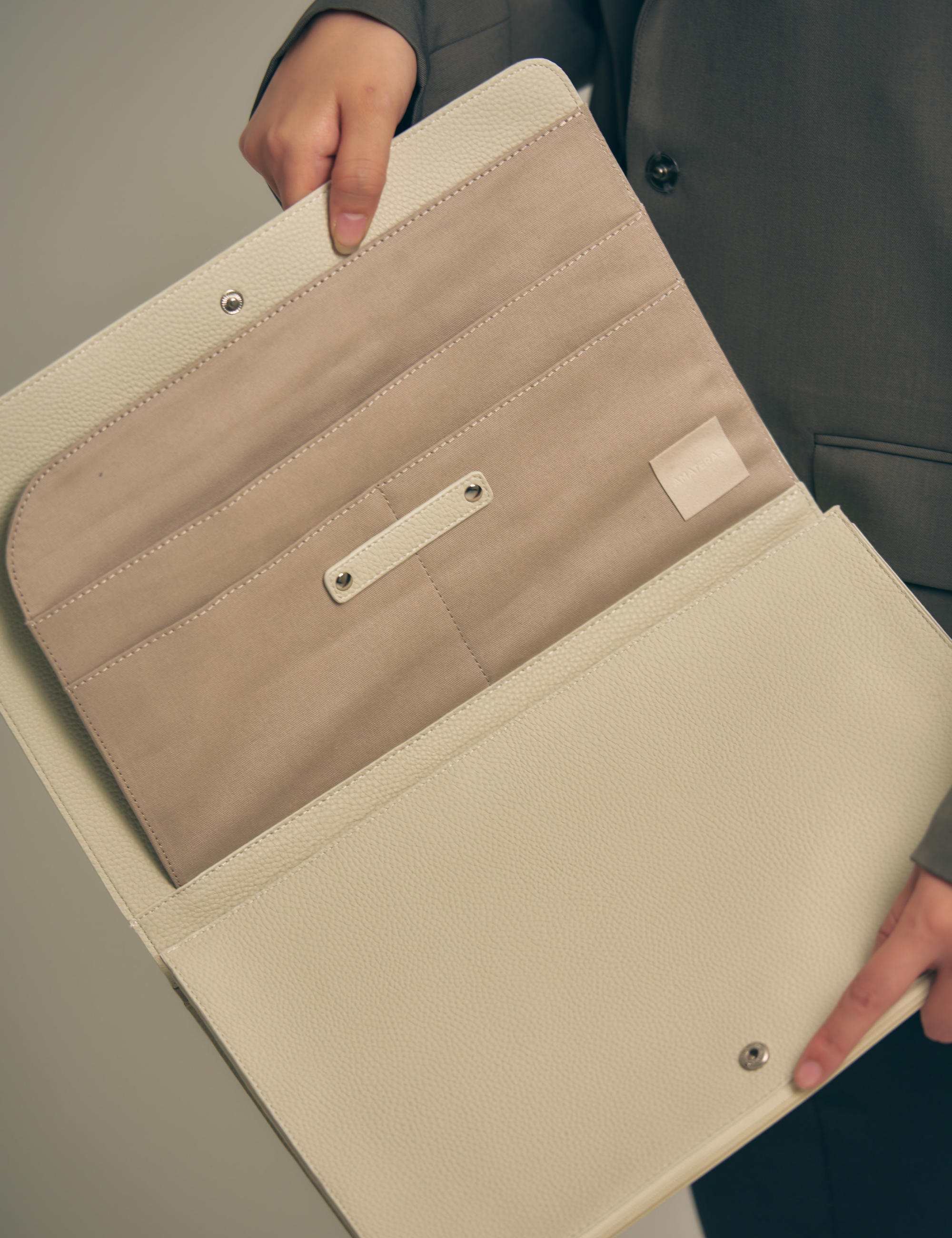 Luxe Essentials Clutch / 亜麻(sand beige)