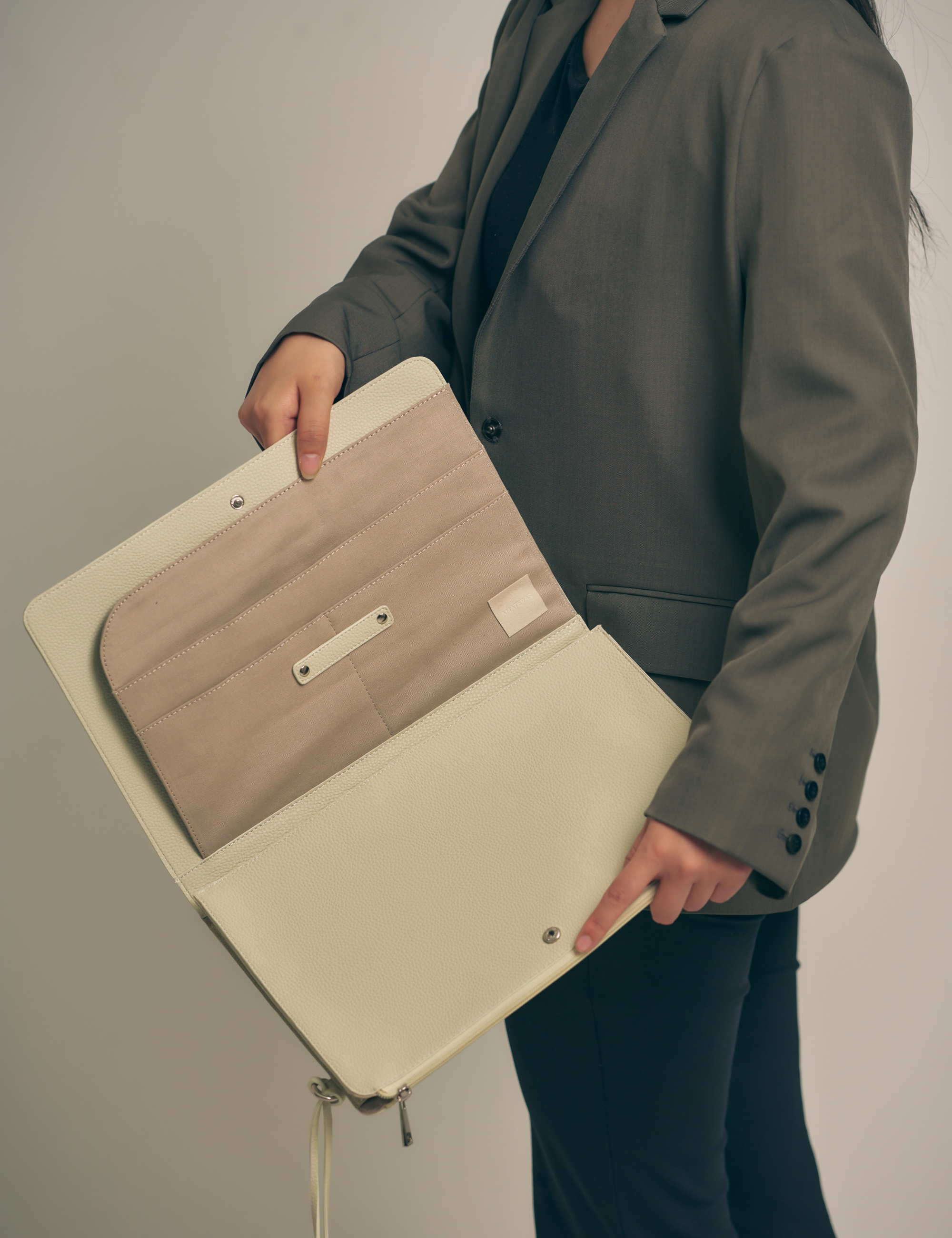 Luxe Essentials Clutch / 亜麻(sand beige)