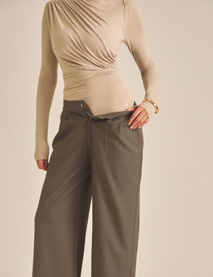 Elegant Draped Padded Long Sleeve / 亜麻色(greige)