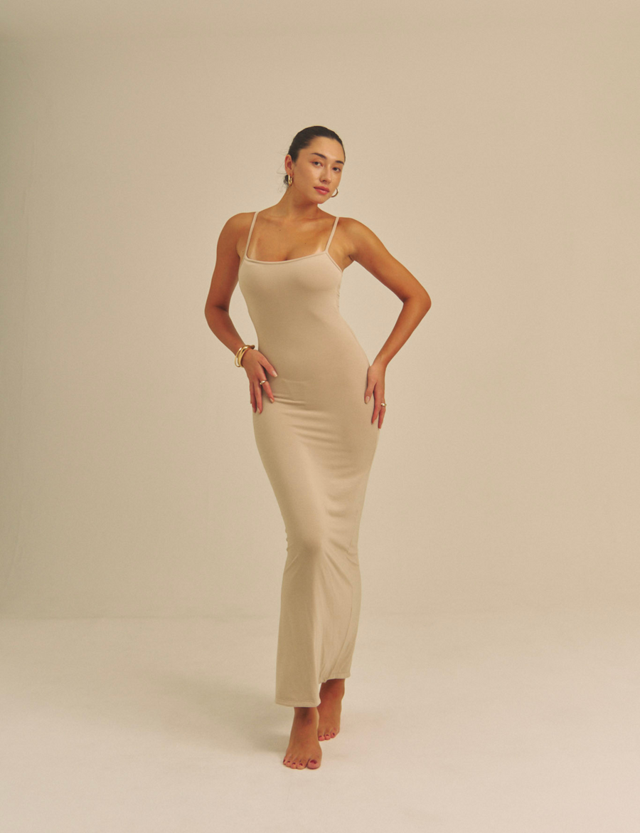 【9/27より発送】Aura Fit Padded Maxi Camisole Dress / 亜麻色(greige)