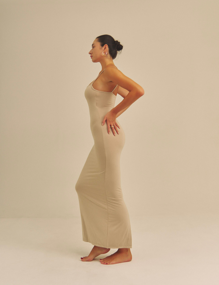 【9/27より発送】Aura Fit Padded Maxi Camisole Dress / 亜麻色(greige)