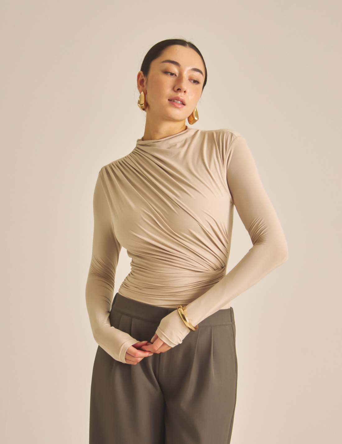 Elegant Draped Padded Long Sleeve / 亜麻色(greige)