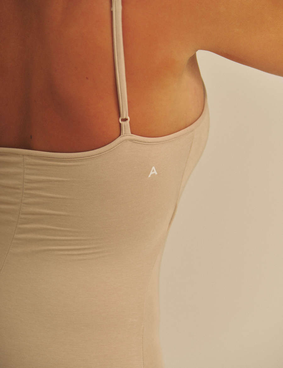 【9/27より発送】Aura Fit Padded Maxi Camisole Dress / 亜麻色(greige)