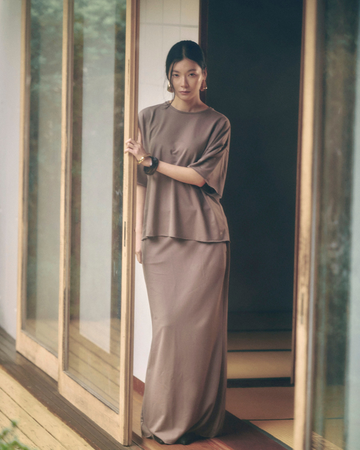 Relaxed Graceful Silhouette Tee / 紫鼠(charcoal)