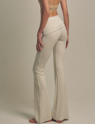 【10月末発送】LuxeFit Flare Leggings / 胡粉(off white)